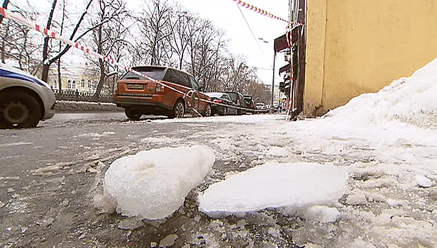Глыба льда упала на девочек-близняшек в Подмосковье
