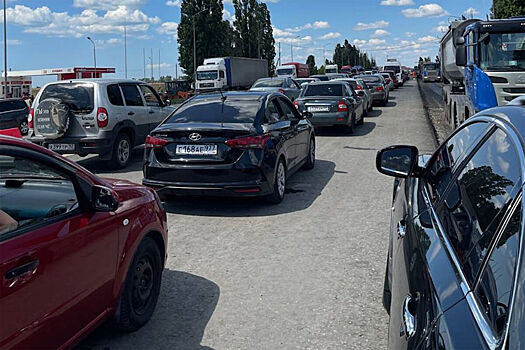 На выезде из Абхазии в Россию возникла многокилометровая пробка