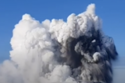 На Курилах проснулся вулкан Эбеко: видео