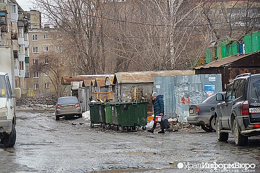 Екатеринбуржцы сумели отбиться от мусорных контейнеров вблизи домов