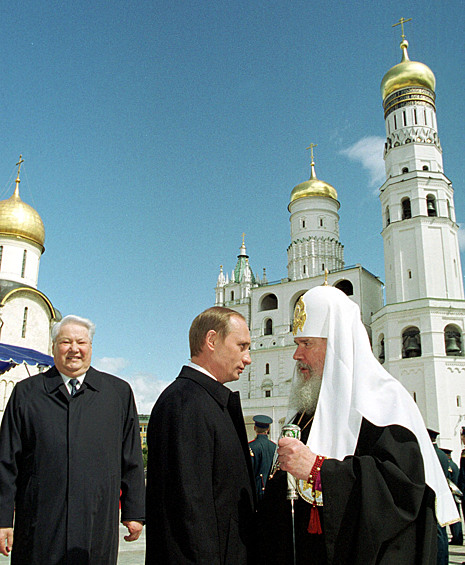 Новый президент России Владимир Путин, первый президент России Борис Ельцин и Патриарх Московский и всея Руси Алексий II на Соборной площади после окончания инаугурации, 2000 год