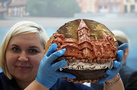 На выставку в Берлине приехал торт из Калининграда с залепленной надписью «Кенигсберг». Директор хлебозавода объяснила, что это часть дизайна