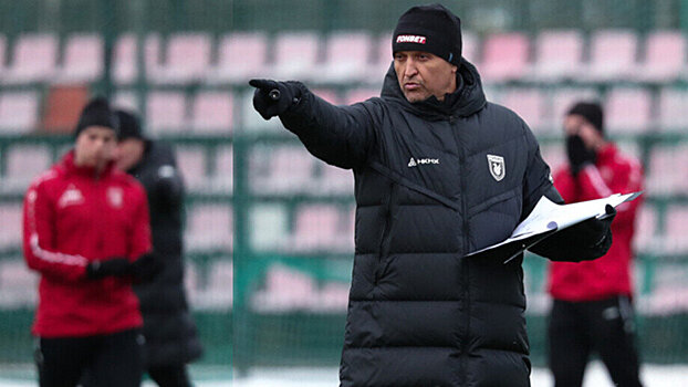 «Российские болельщики очень категоричны. В Англии команда может проиграть 0:5, но ее поблагодарят. Идет Руни, еще мяч не тронул, а фанаты уже приветствуют его». Тренер «Рубина» Уткульбаев о болении