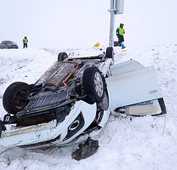 Погиб ребенок: в Самарской области с трассы A300 вылетел "Логан"