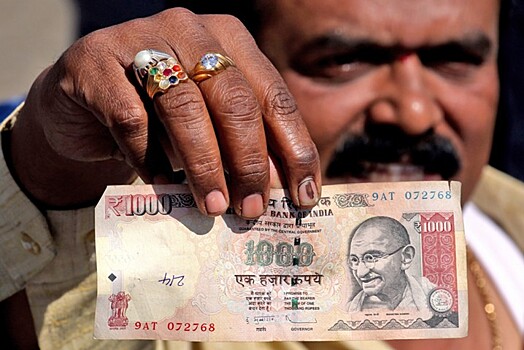 Курс индийской рупии обновил исторический минимум