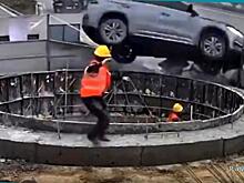 Водитель кувыркающейся легковушки чудом не придавил дорожного рабочего