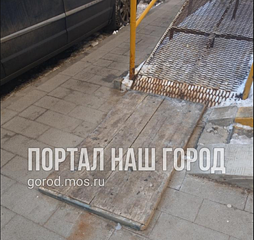 Крыльцо дома на Митинской отремонтировали