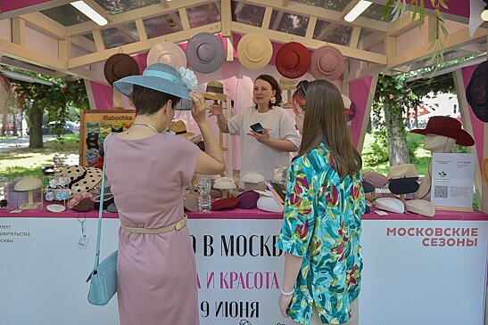 Большой показ российских дизайнеров прошел на Патриарших прудах