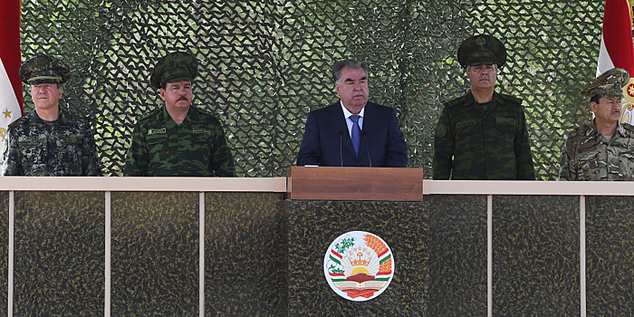 Эмомали Рахмон поздравил личный состав ВДВ Таджикистана с праздником