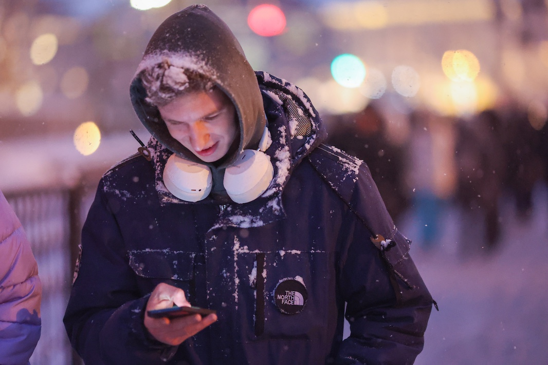 Техноблогер объяснил, что нельзя делать с телефоном на морозе