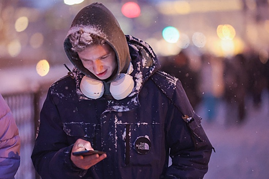 Техноблогер объяснил, что нельзя делать с телефоном на морозе