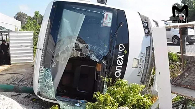 Момент ДТП с 18 пострадавшими россиянами в Турции попал на видео