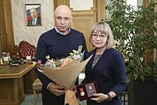 Игорь Артамонов наградил руководителя Комитета семей воинов Отечества почетным знаком