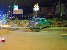 Легковушка в Петрозаводске не вписалась в поворот и вылетела на пешеходную лестницу