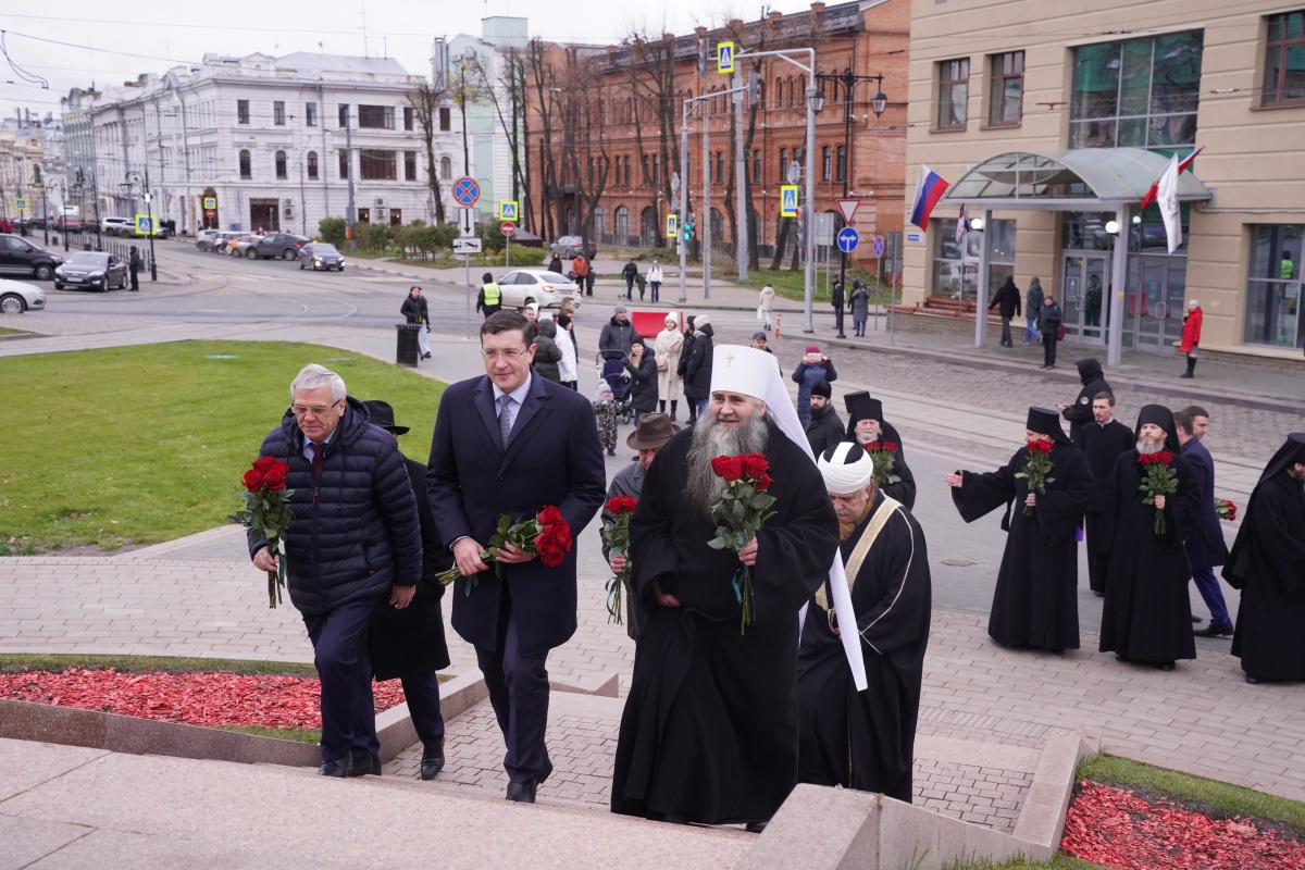 Возложение цветов к памятнику Минину и Пожарскому состоялось в Нижнем Новгороде