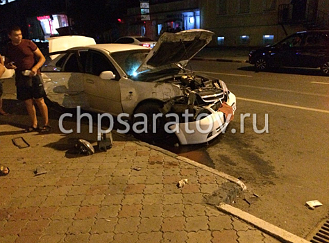 В центре Саратова столкнулись две иномарки, один человек получил травмы