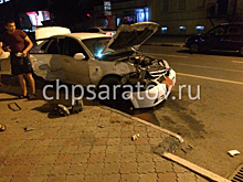 В центре Саратова столкнулись две иномарки, один человек получил травмы