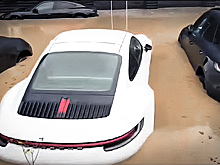 Видео: в Германии затопило автосалон с новенькими Porsche