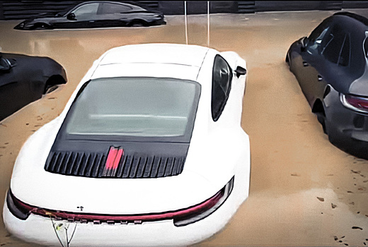 Видео: в Германии затопило автосалон с новенькими Porsche