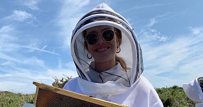 В костюме пчеловода и среди насекомых: Водянова поделилась с подписчиками забавным образом
