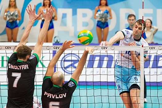 Зажигательные чирлидерши и весёлые талисманы. Фото с матча «Динамо» — «Локо»