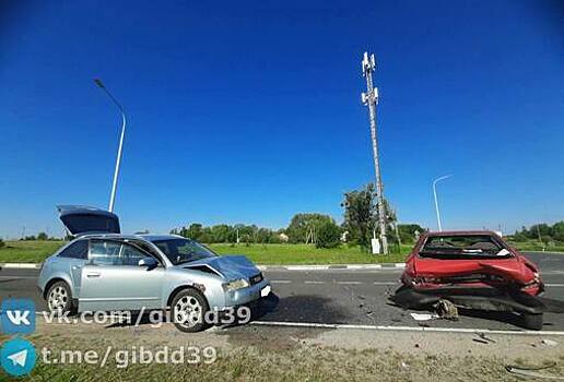 Под Багратионовском серый Audi въехал в зад красному, пострадала девушка