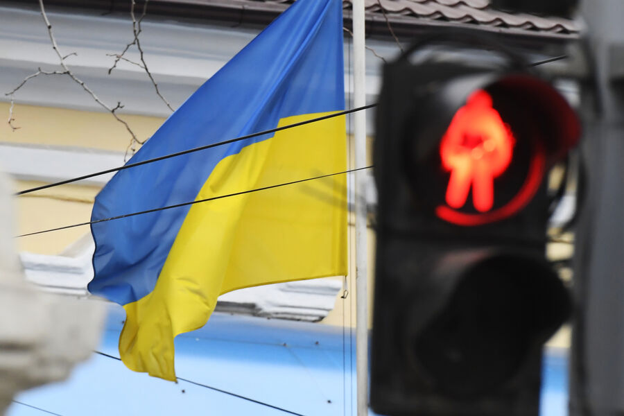 В Челябинске возмутились появлением желто-синего флага на экране автосалона