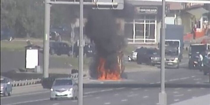 Движение на МКАД в районе съезда на ул. Поляны перекрыто из-за загоревшегося автомобиля