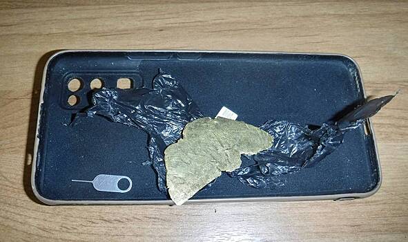 Турист попытался вывезти из России золотую пластину в своем смартфоне