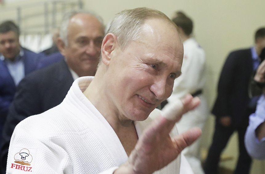 Путин занимается восточными единоборствами с 11 лет, имеет звания мастера спорта по дзюдо и самбо