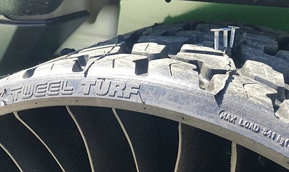Бескамерные покрышки Tweel не боятся гвоздей и других испытаний
