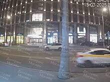 Момент столкновения BMW с группой пешеходов в центре Москвы попал на видео