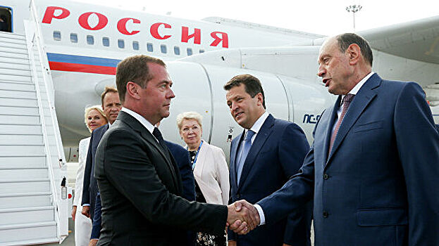 Медведев запустил вторую установку по переработке нефти на "Танеко"