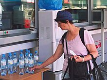 Пассажирам МЦК начали раздавать воду