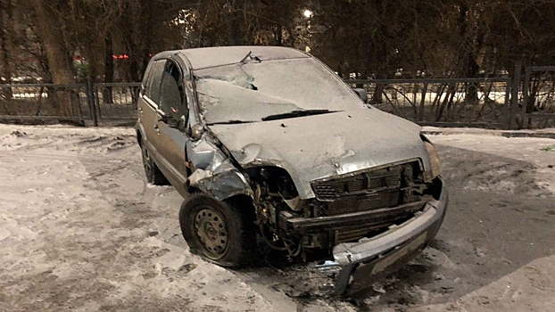 Пьяный водитель "Ford" пробил ограждение на Астраханской