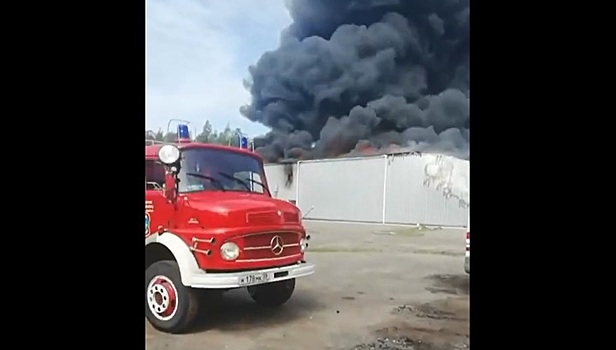 Цех лакокрасочного завода горит в Калининградской области на 300 "квадратах"