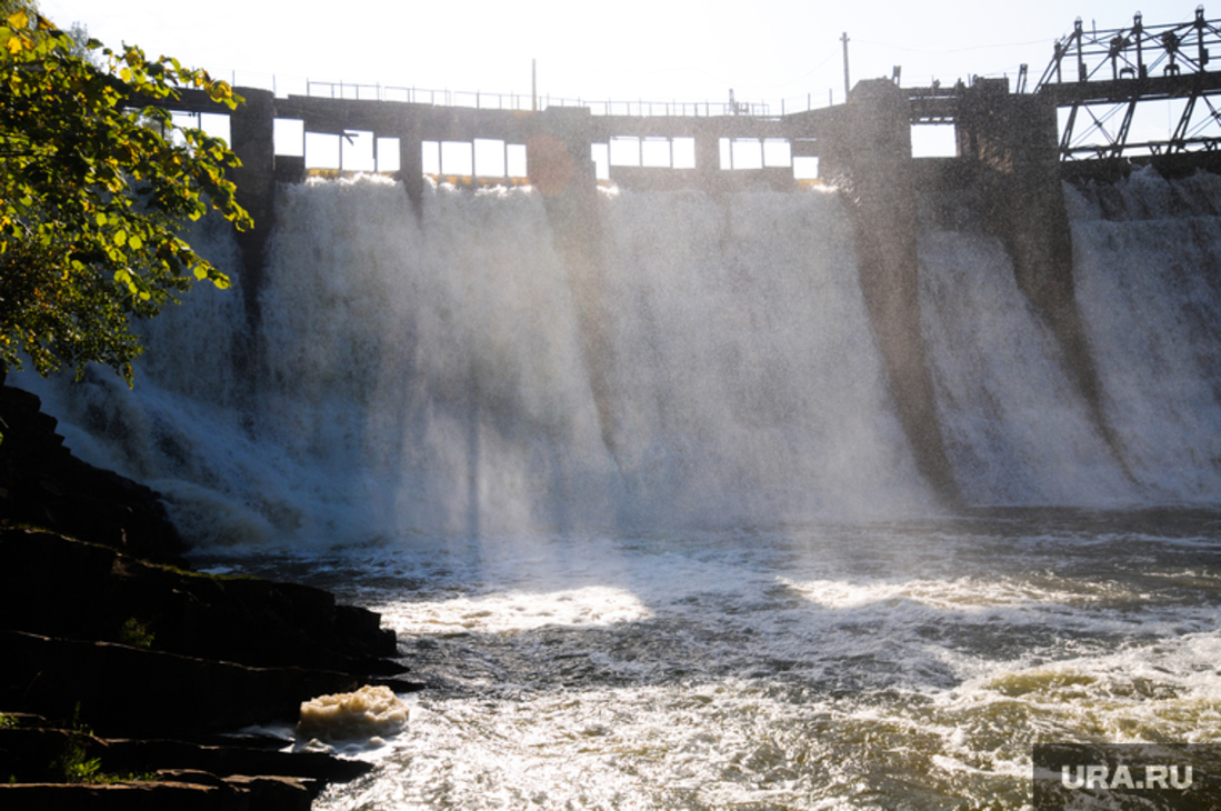 Новая каховка гэс мост. Наводнение каховская гэс. Каховская гидроэлектростанция. Атака на конаковскую гэс. Затопленные города.