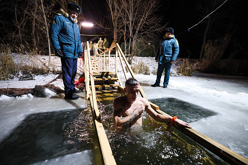 Военнослужащий во время крещенских купаний в купели 7-й гвардейской мотострелковой бригады Южной группировки войск в зоне проведения специальной военной операции, 19 января 2026 года