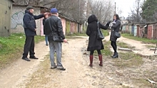 Костромские подростки вынуждены ходить в школу через опасные гаражи