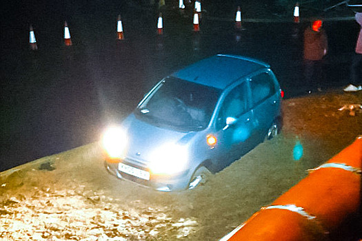 Шутники посадили автомобиль на цементный фундамент