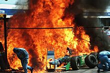 Драматичные моменты на пит-стопах во время гонок Ф-1: пожар Ферстаппена, шланг Массы, авария Хэмилтона и Райкконена