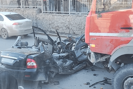 Грузовик смял легковушку в Екатеринбурге, есть жертвы