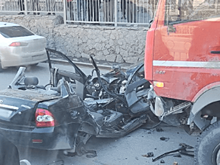 Грузовик смял легковушку в Екатеринбурге, есть жертвы