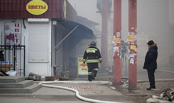 Три человека попали в больницу после пожара на рынке в Волгограде