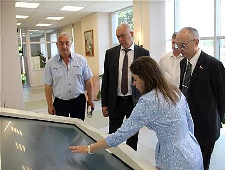 Сенатор Андрей Кислов провел прием граждан в Сергиевском районе