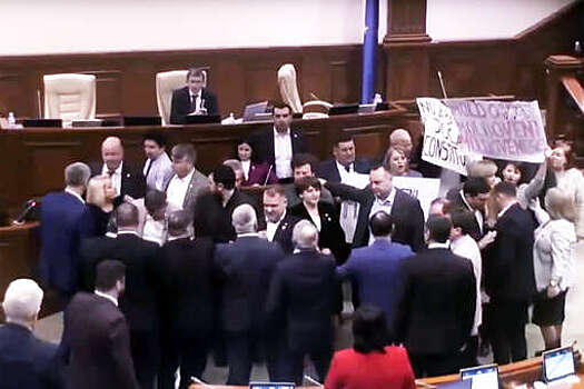 В парламенте Молдавии произошла потасовка в ходе обсуждения переименования языка в румынский