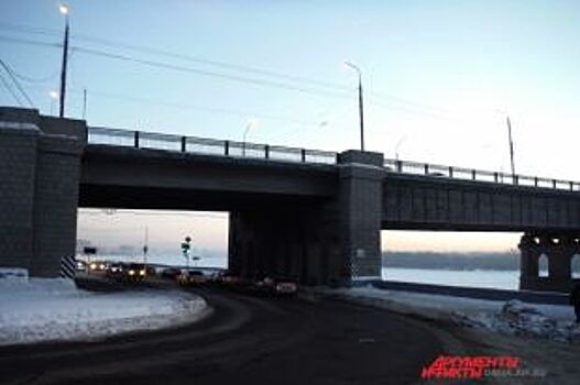 Омичей беспокоит очередная трещина на Ленинградском мосту