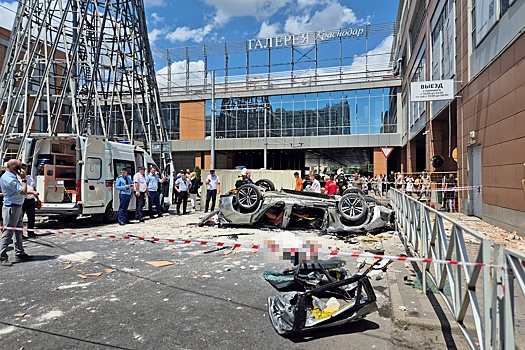 "BMW ехал без тормозов": очевидцы - о трагедии в ТЦ в Краснодаре