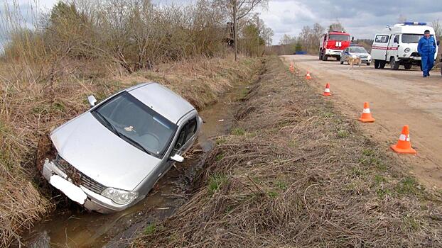 60-летняя автоледи устала за рулем и съехала в кювет на вологодской трассе