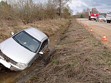 60-летняя автоледи устала за рулем и съехала в кювет на вологодской трассе